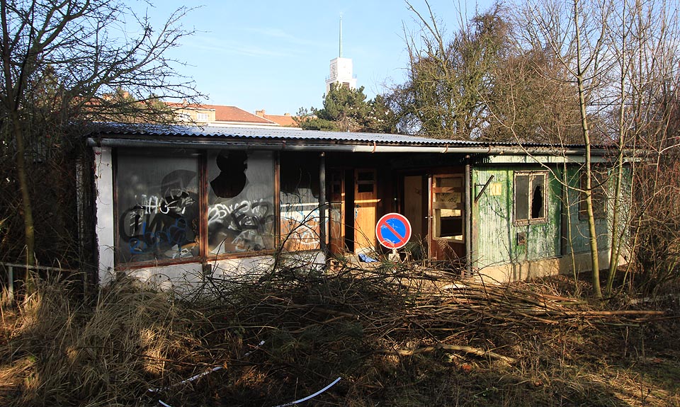 Pravděpodobně nejmladší a nejméně kvalitní součástí areálu je montovaná budova 3, sloužící původně jako výukové prostory a ubikace.