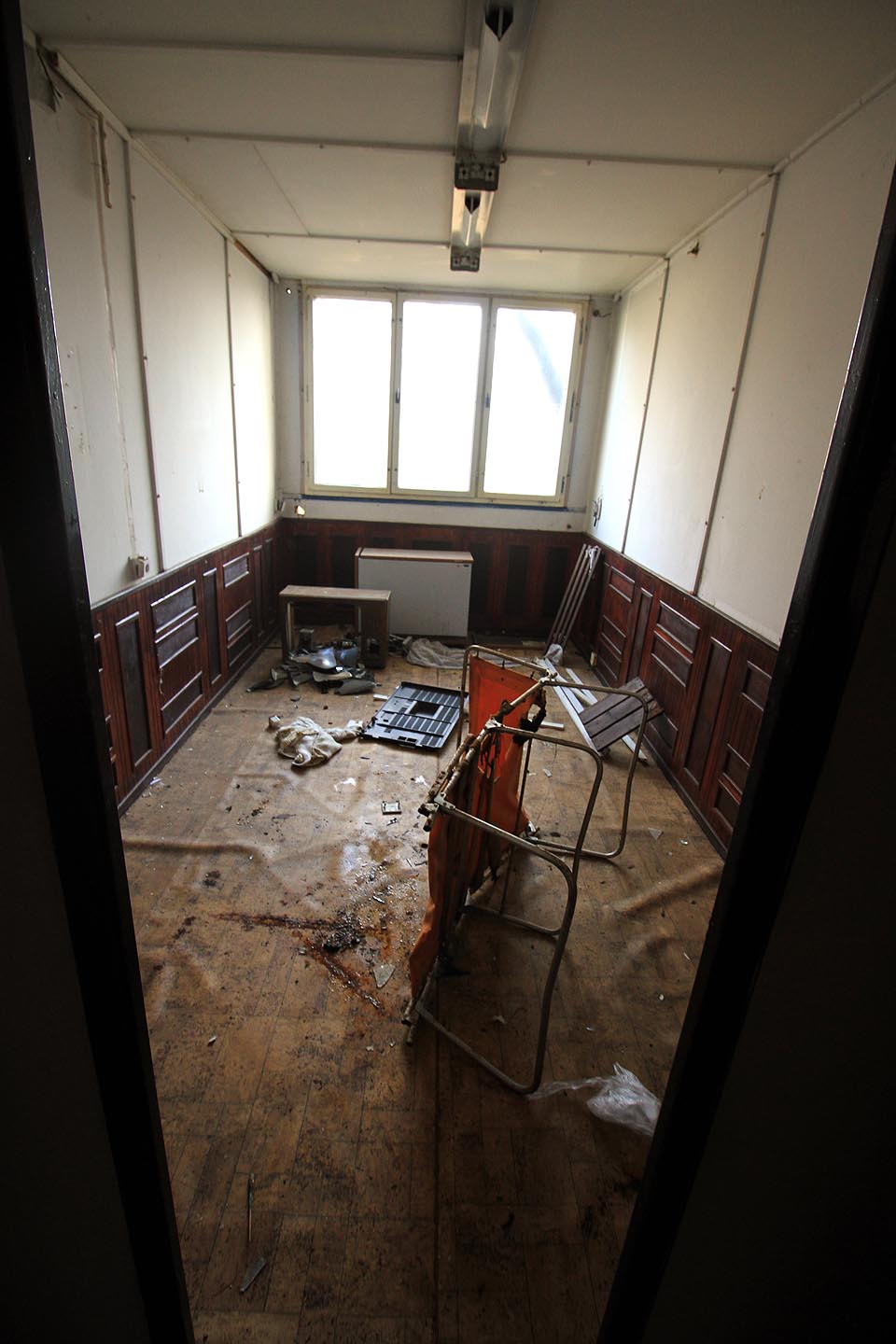 Místnost v budově 3 jako ideální klubovna, poničená vandaly a odsouzená k zániku bez užitku.