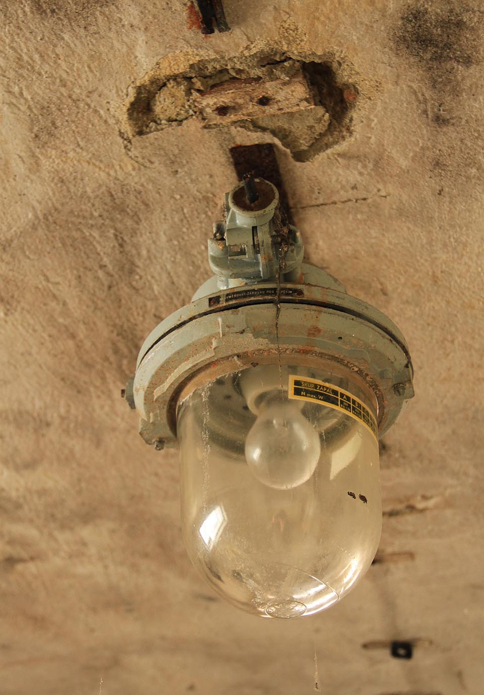 Areál je ve středně špatném stavu. V budovách už leccos chybí, ale k totálnímu zničení mají ještě daleko. V lednu 2016 se zdálo, že jejich další využití je stále možné.