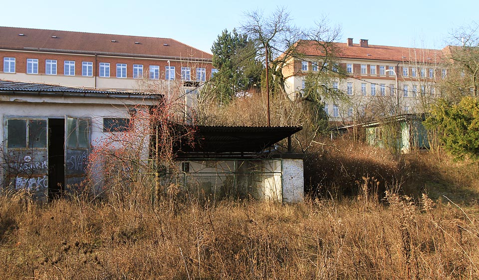 V těsné blízkosti vojenského areálu mezitím studenti navštěvovali základní školu a gymnázium.
