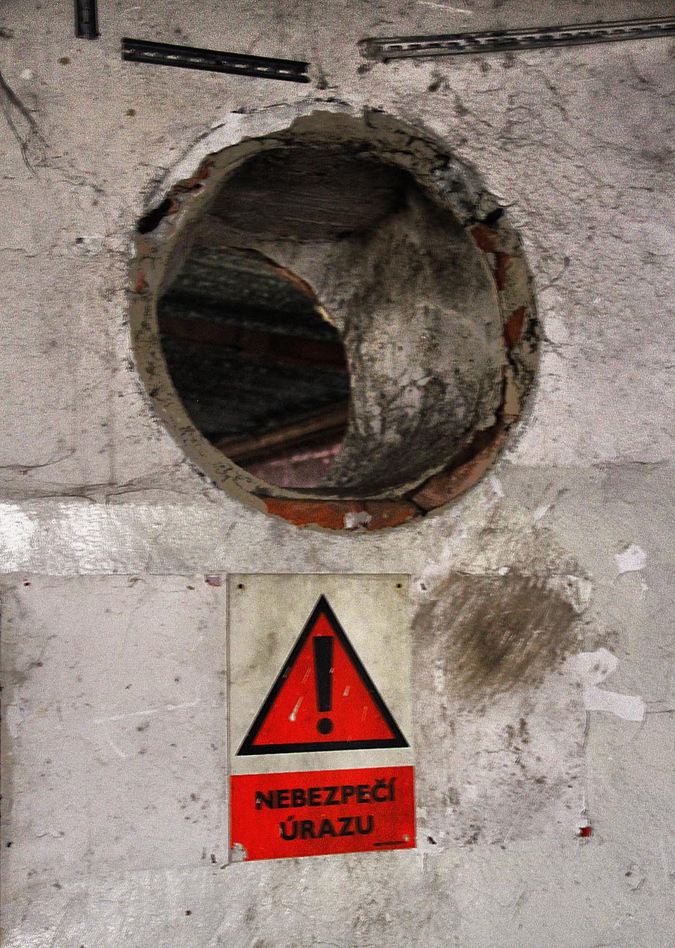 Zbývá odhalit poslední tajemství areálu. Třeba nebezpečí ukryté za kruhovým otvorem ve zdi.