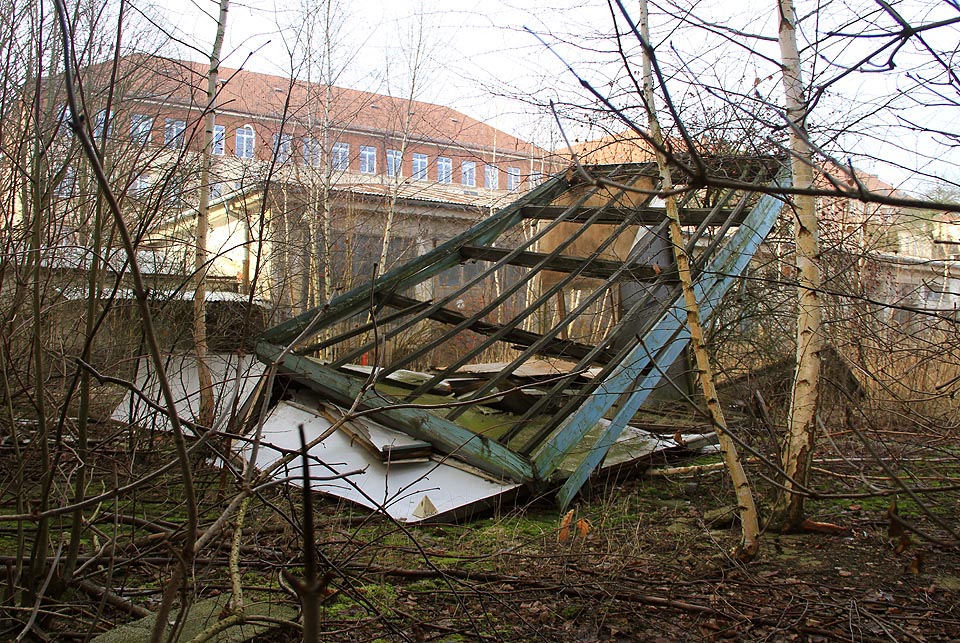 Firma Wilson Property žádá na městě Brně odškodné mimo jiné za zahájenou demolici uvnitř areálu, která však podle zástupců města vůbec neproběhla. Nejspíš šlo o tuto zhroucenou buňku v jižním cípu areálu.