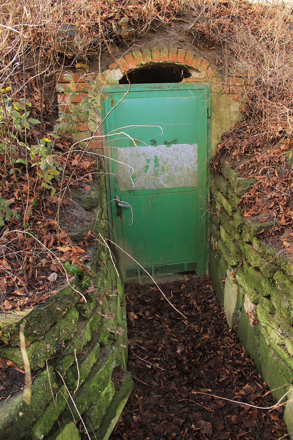 Těsně za hranicí areálu lze pak narazit i na podzemní záhady. To už je ale úplně jiná kapitola…