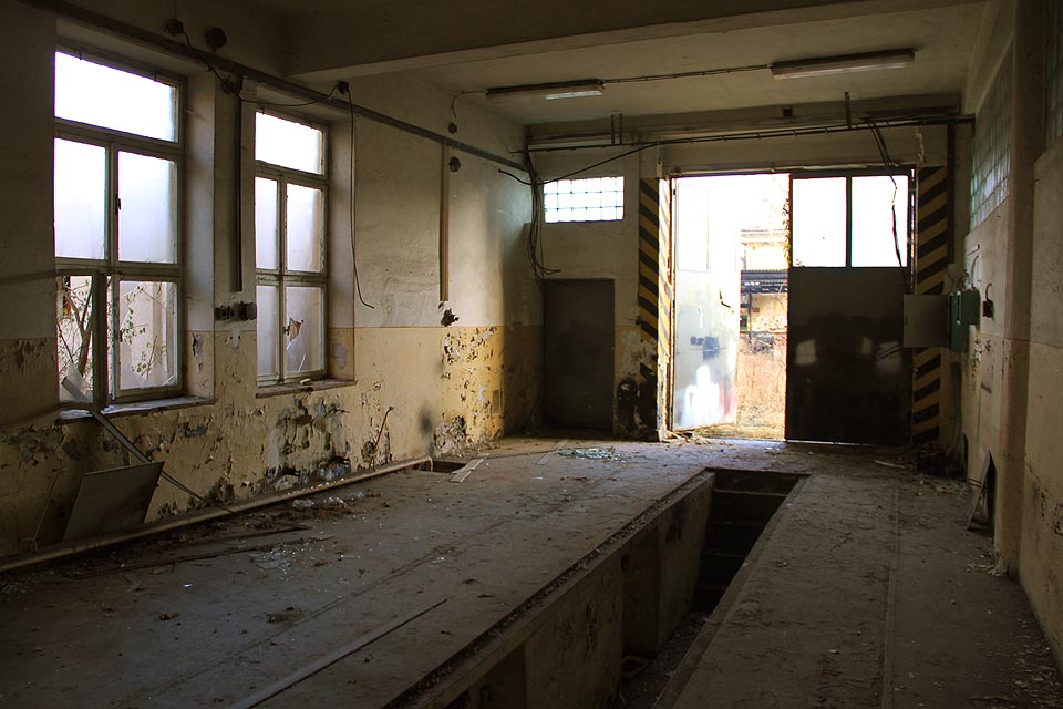 Původně šlo zejména o garáže pro uskladnění a patrně i opravy a výuku týkající se vojenských motorových vozidel růrných druhů.