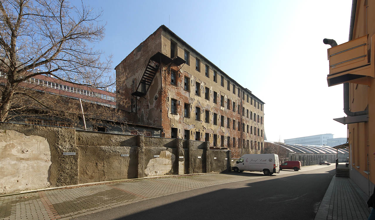 Wengrafova mykárna, skárna a přádelna ze dvora domu Cejl 12. Majestátní oprýskaná stěna s tmavými otvory tabulkových oken přímo volá po bližším průzkumu a popisu stavby, která patřila po dlouhé roky k nejvyšším továrnám na Dolním Cejlu.