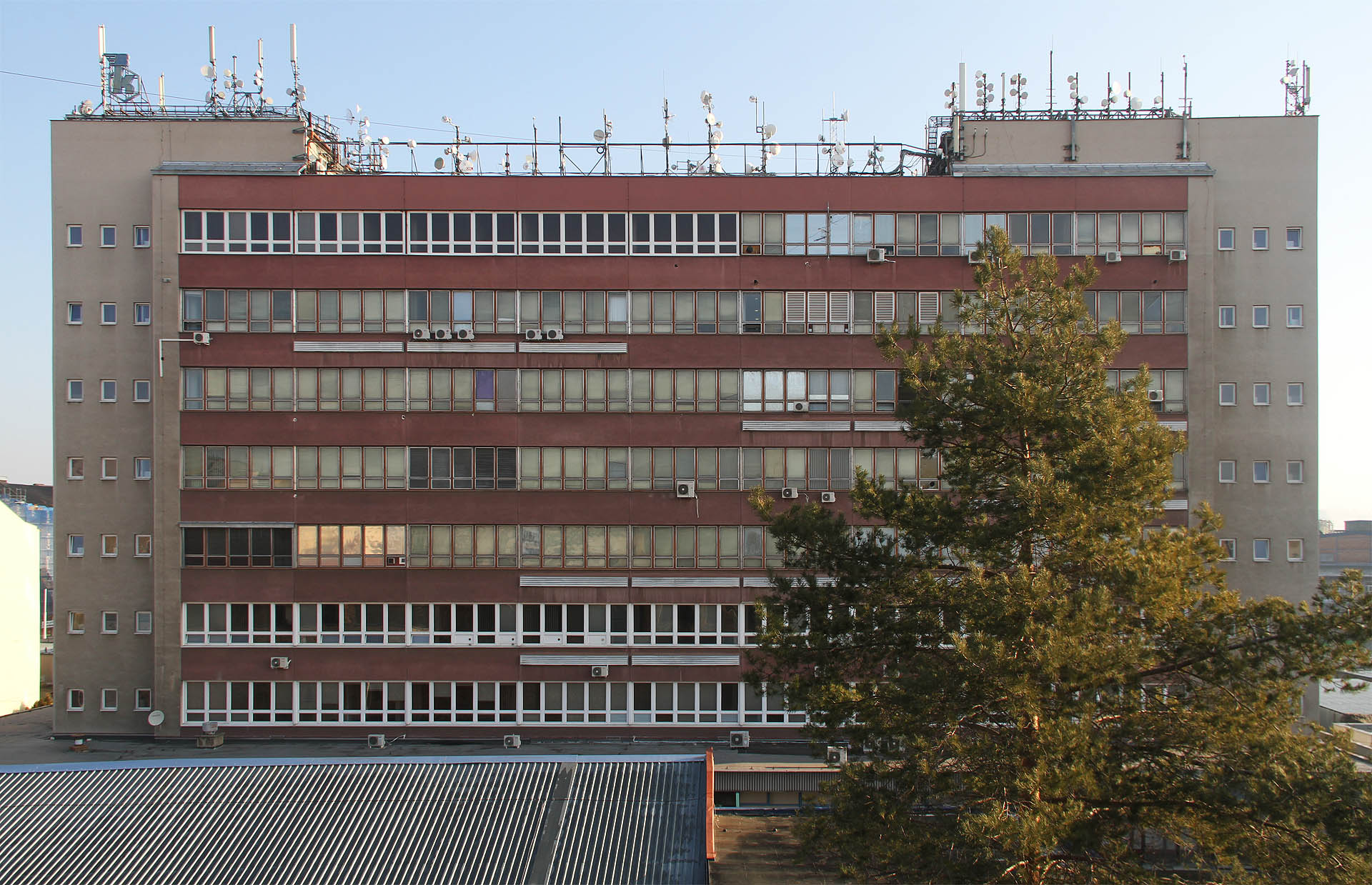 Pohled na budovu bývalého kovopodniku, dnes sídla datových center, je pohledem přes propast jednoho staletí.