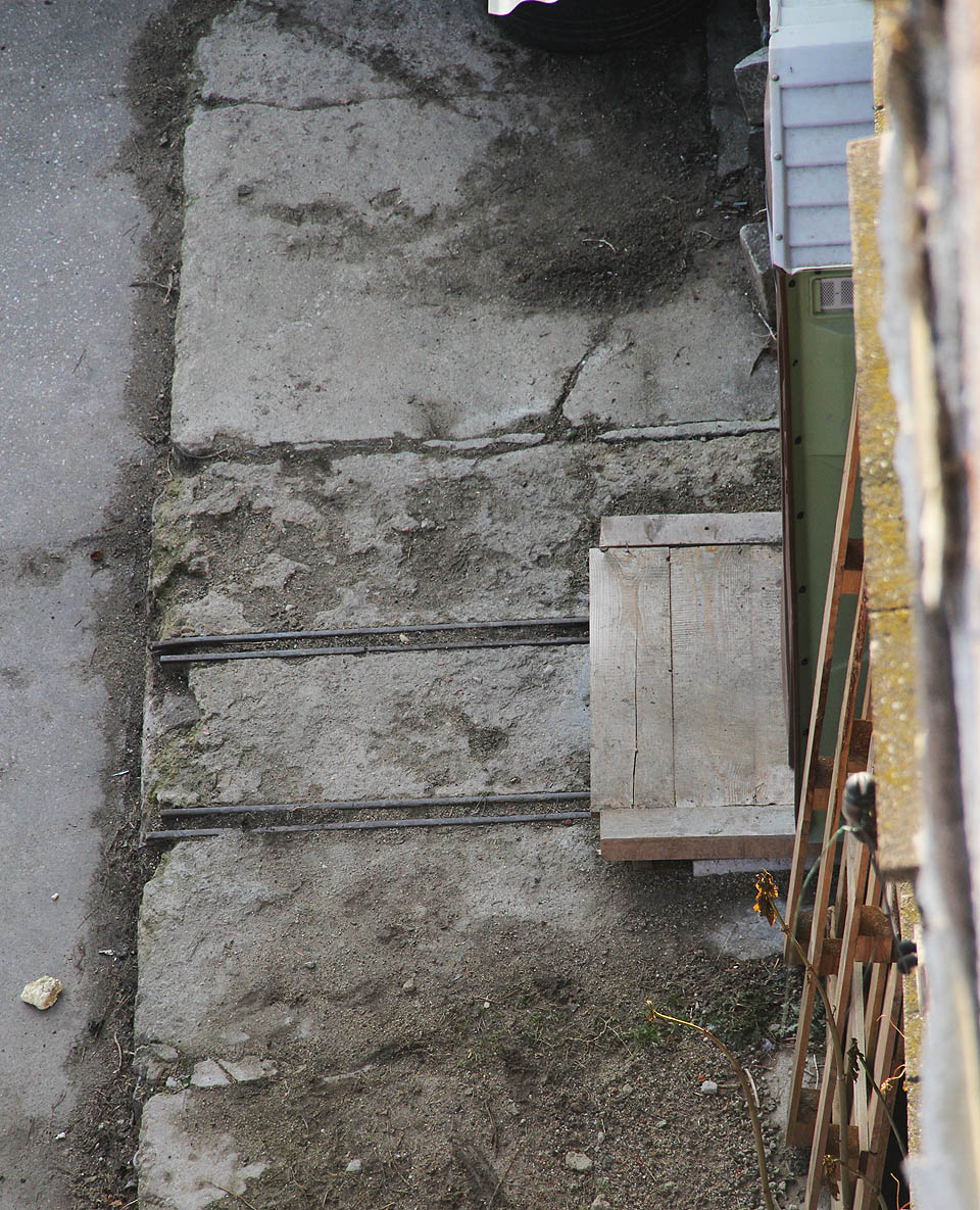 A co by to bylo za továrnu bez vlastní úzkokolejky? Pozůstatky ručně poháněné drážky jsou patrné shůry i přímo v přízemním průchodu skrze budovu mykárny.