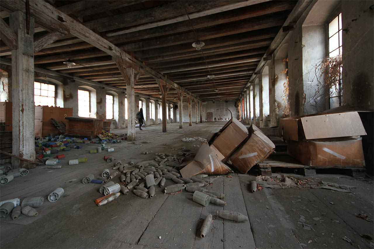 V přízemí mykárny se zastavil čas už před třiceti roky. Bůh ví, zda tu od té doby vůbec někdo byl…