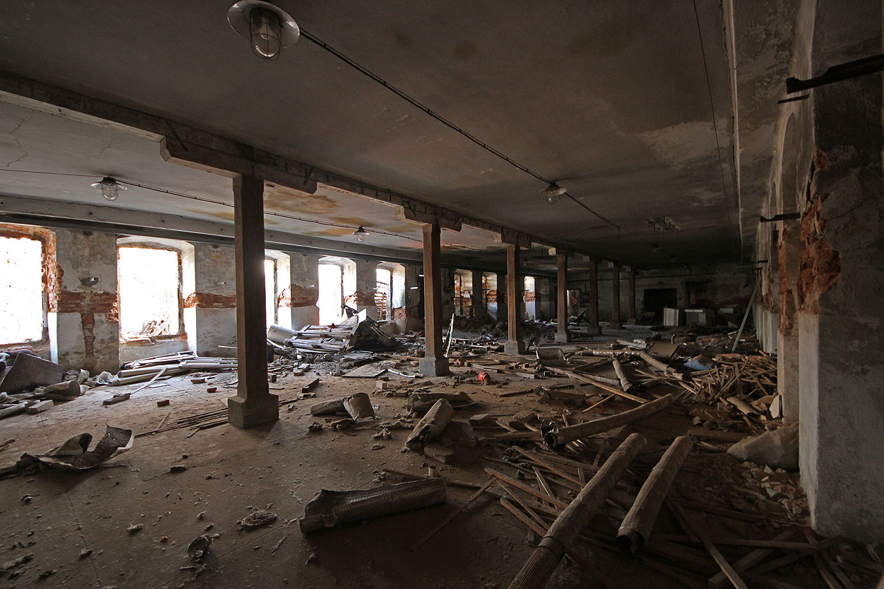 Jednoduchý obdélný půdorys není ničím narušen, vnitřní dispozici obohacuje pouze šachta výtahu a jediné schodiště s kamennými stupni.