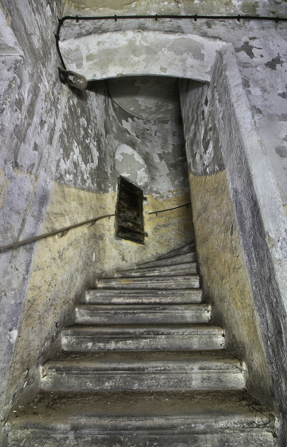 Schodiště pochází stejně jako celá budova z doby, kdy beton ještě nebyl běžným stavebním materiálem. Je proto tvořené s milimetrovou přesností stesanými kamennými bloky, které do sebe zapadají jako skládačka. K čemu slouží železná dvířka a výklenek za nimi, jsme zatím nezjistili.