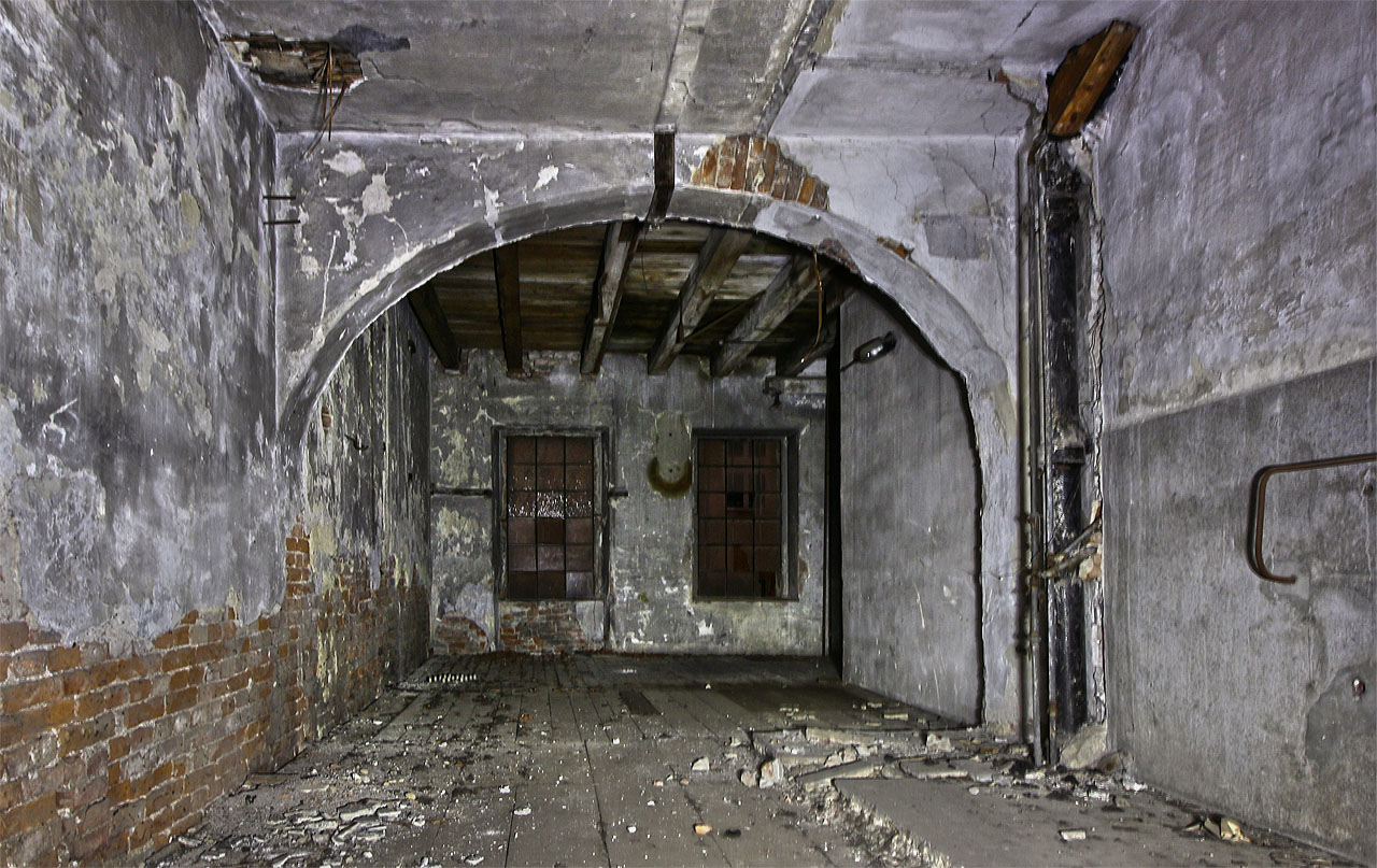 Stropy v budově jsou tvořeny masivními trámy. Nepočítaje v to malé klenbičky nad okny, je jedinou sklenutou součástí stavby klenba mezi šachtou výtahu a jižní stranou mykárny, která se opakuje ve všech patrech.