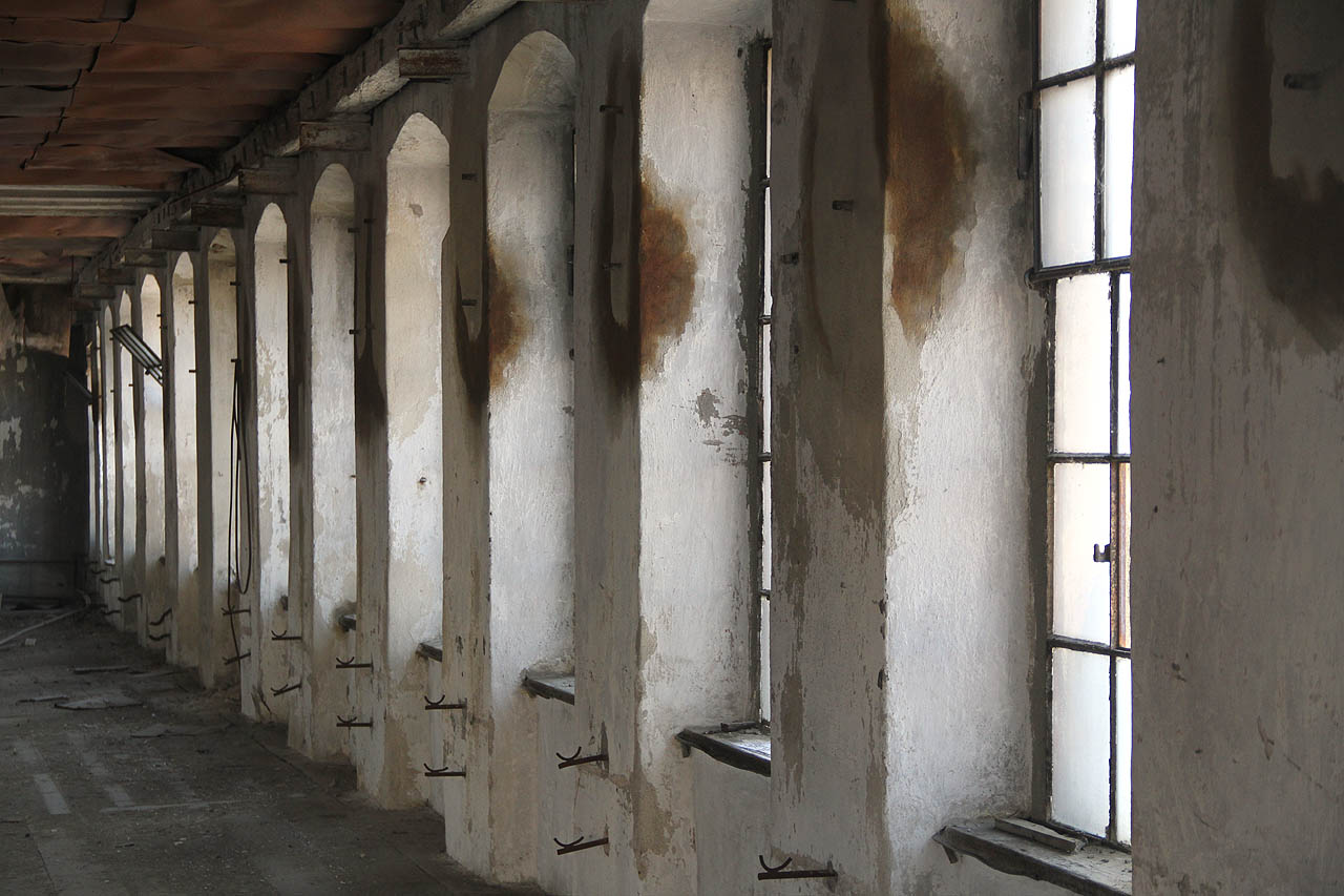 Fasáda je se zdrcující pravidelností rozdělena na šestnáct sloupů s patnácti okenními osami mezi nimi. Striktně ve všech podlažích, bez jediné výjimky.