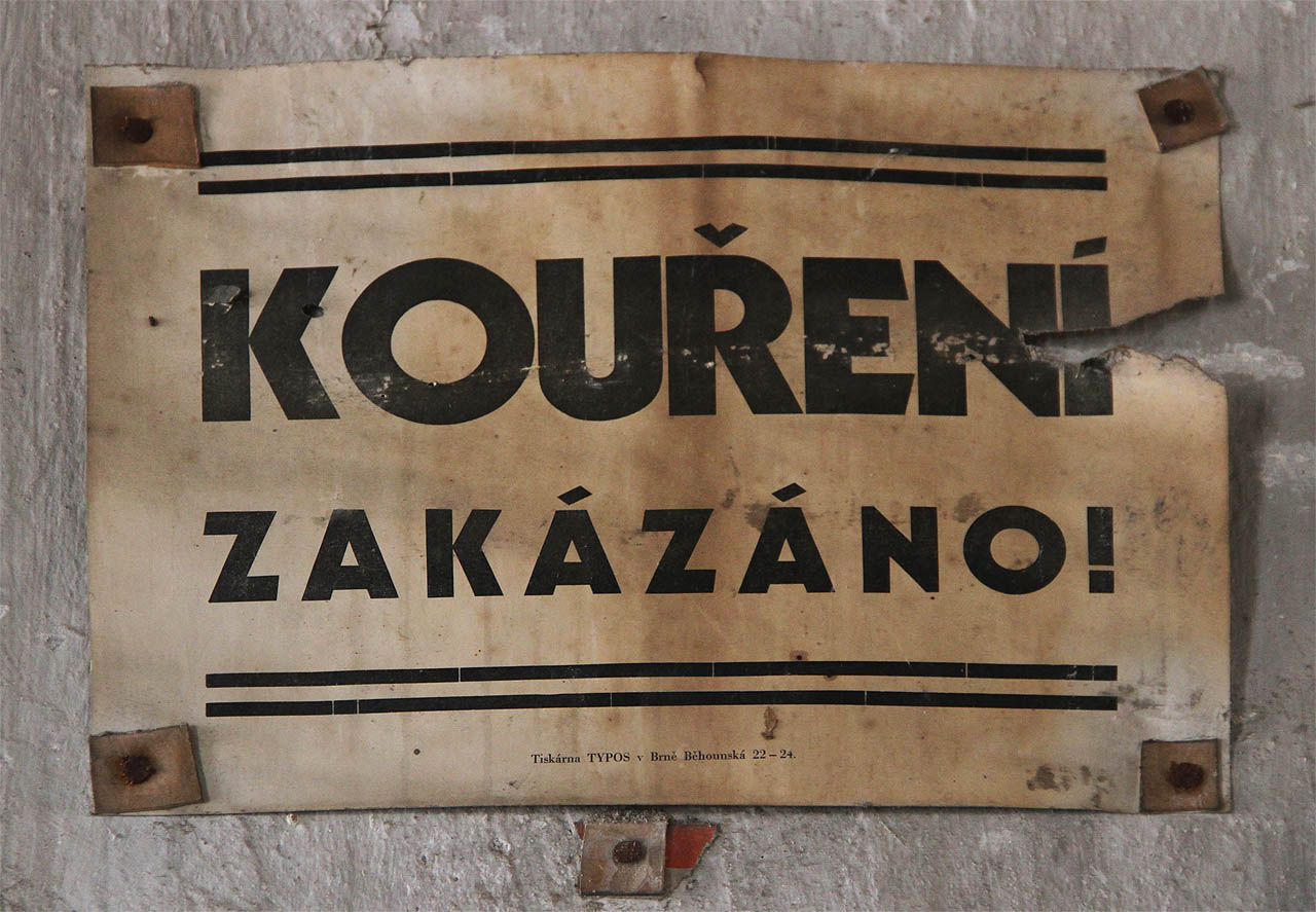 Jsou věci, které se nezmění ani za sto let. Jen tiskárna Typos už na Běhounské nějaký ten pátek nesídlí a dnešní bezpečnostní tabulky jsou typograficky o něco plytší.