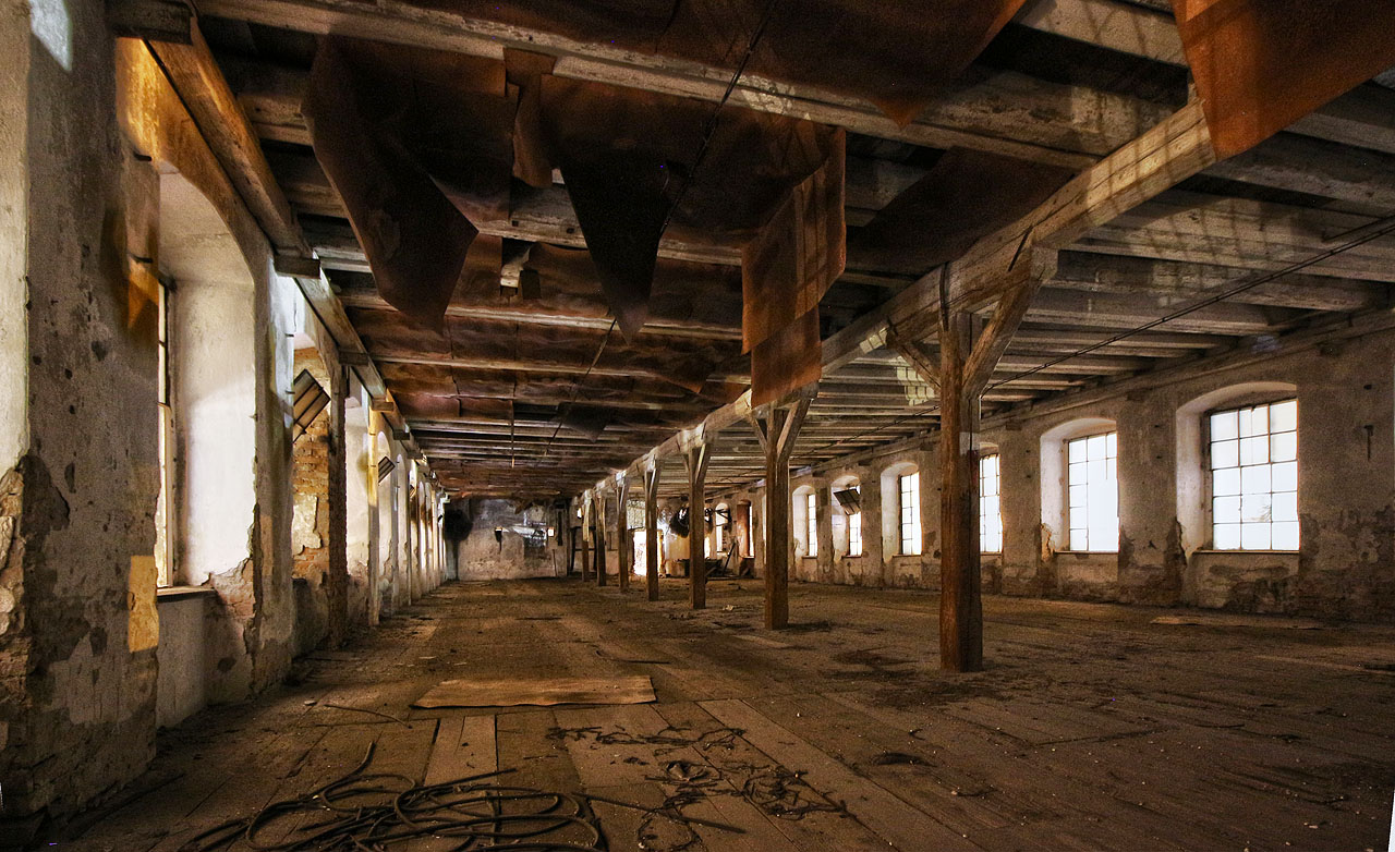 Druhé podlaží Wengrafovy mykárny a hnědé pláty visící ze stropu, které sice připomínají ocel, ale jsou papírové.