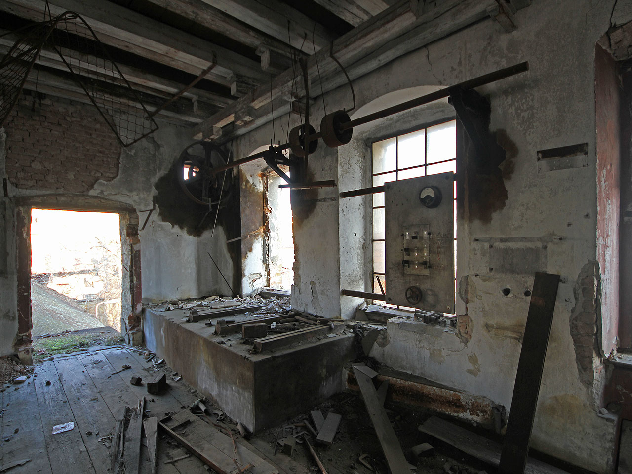 Není pochyb o tom, že původně poháněl textilní stroje mohutný stroj parní, dozajista s majestátním komínem. Podle historických pramenů se jimi okolí Cejlu na přelomu 19. a 20. století ježilo jako strniště. Modernizace si však posléze vyžádala zavedení elektrického pohonu, reprezentovaného jediným obrovským motorem ve 2. podlaží, jehož energie byla dále rozváděna klasicky pomocí transmisí upevněných pod stropem. Laicky zařazujeme jeho instalaci na dvacátá léta dvacátého století a demontáž na léta devadesátá.