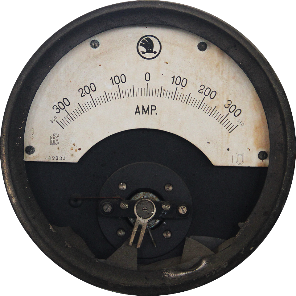 Ačkoliv ampérmetr s úctyhodnými hodnotami proudu nese logo plzeňské Škodovky, stylizovaná písmena ER v levém rohu stupnice napovídají, že jde o výrobek továrny na měřící přístroje Ericha Roučky v Blansku, později známé pod názvem Metra. Prostým výpočtem zjišťjeme, že při stadardním napětí 220 V mohl motor dosahovat výkonu srovnatelného s vozem Škoda Favorit.