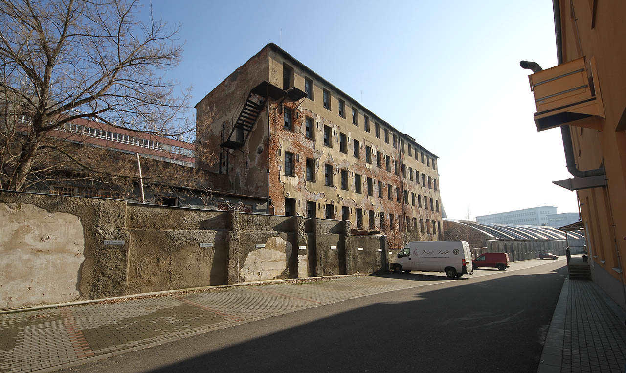 Ještě jeden pohled na mykárnu ze strany od Cejlu. Na severní stěně je dobře patrné požární schodiště, jehož ocelová konstrukce na povětrnosti během více než stovky let zrezavěla a rozpadla se vniveč.