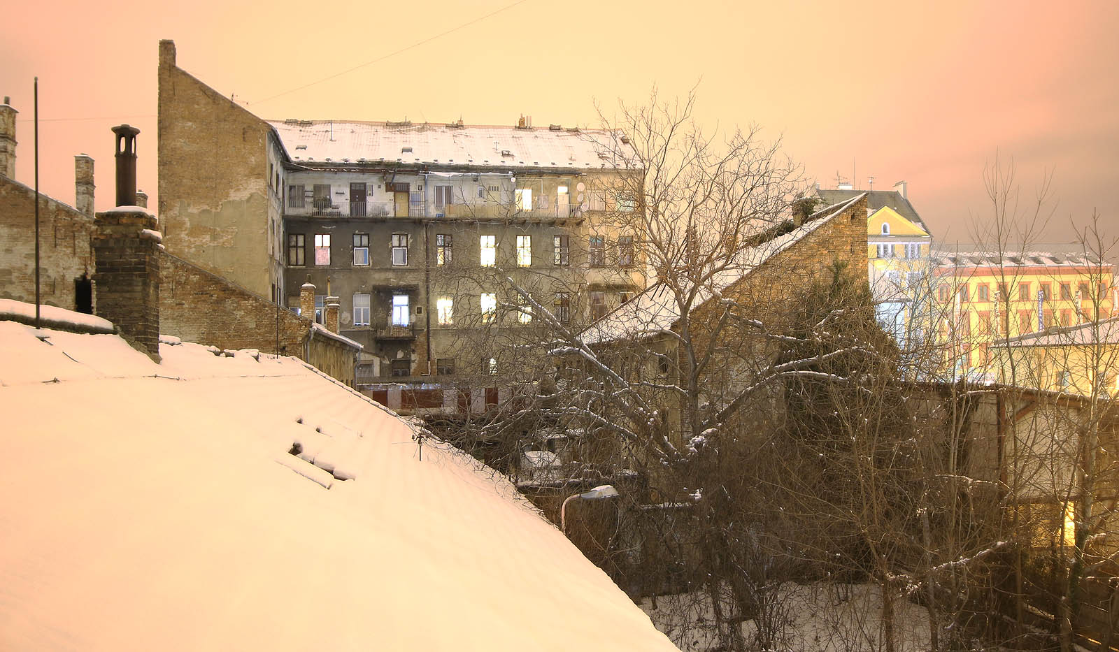 Je jen málo pohledů, které by se zaryly milovníku textilního Brna do srdce víc, než zasněžený půlnoční výhled na zářící okna, dvorky a stříšky Dolního Cejlu. Tudy kráčela historie města.