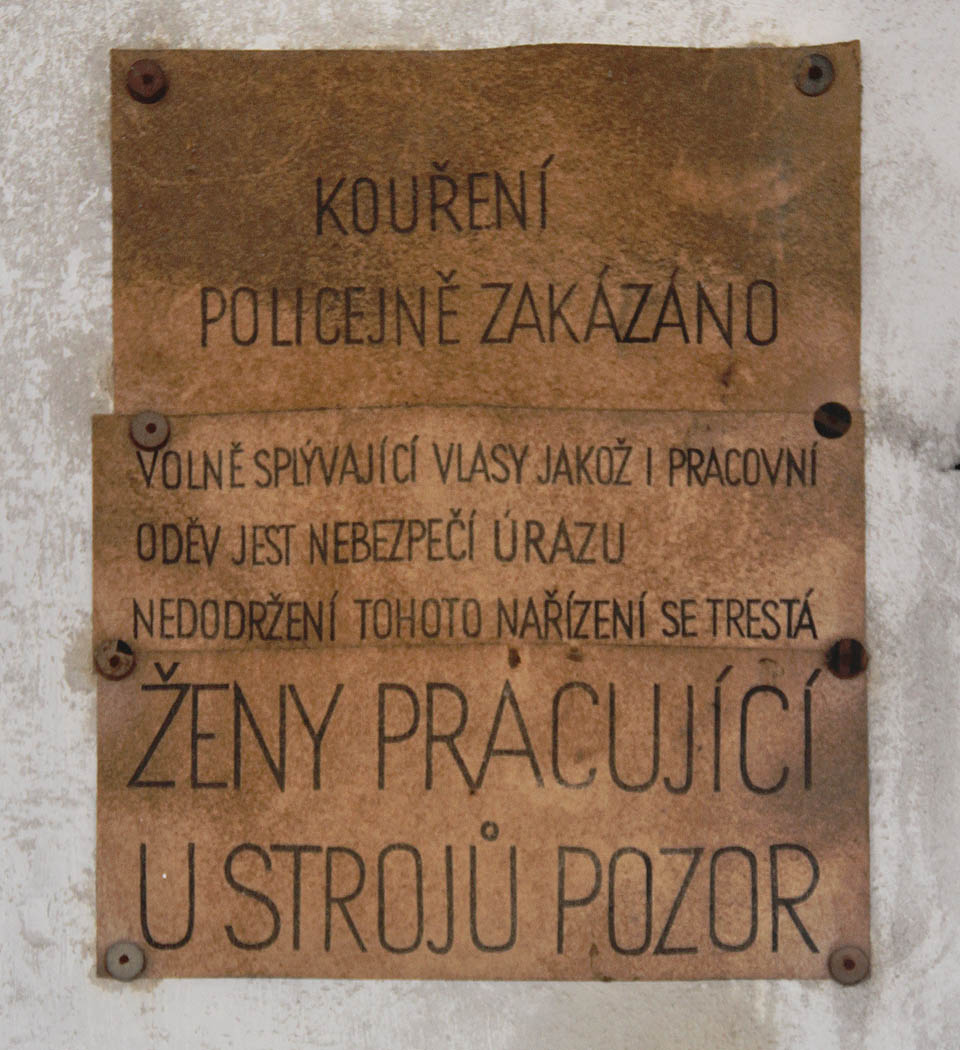 Kouření policejně zakázáno.
Volně splývající vlasy jakož i pracovní oděv jest nebezpečí úrazu, nedodržení tohoto nařízení se trestá.
Ženy pracující u strojů pozor!