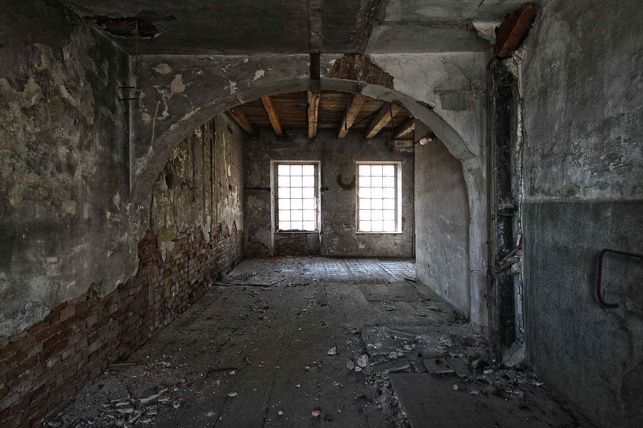 A opět známá klenba za výtahovou šachtou, která nahrazuje dřevěné sloupoví na opačné straně.