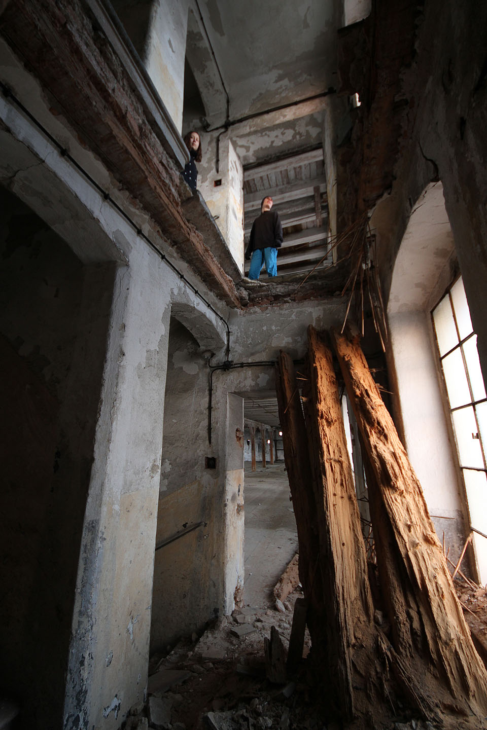 Třetí podlaží je poslední dosažitelné po schodech. Podesta schodiště ze čtvrtého podlaží se zhroutila nahlodána kapkami vody, pomalu, avšak trvale kanoucími z děravé střechy.