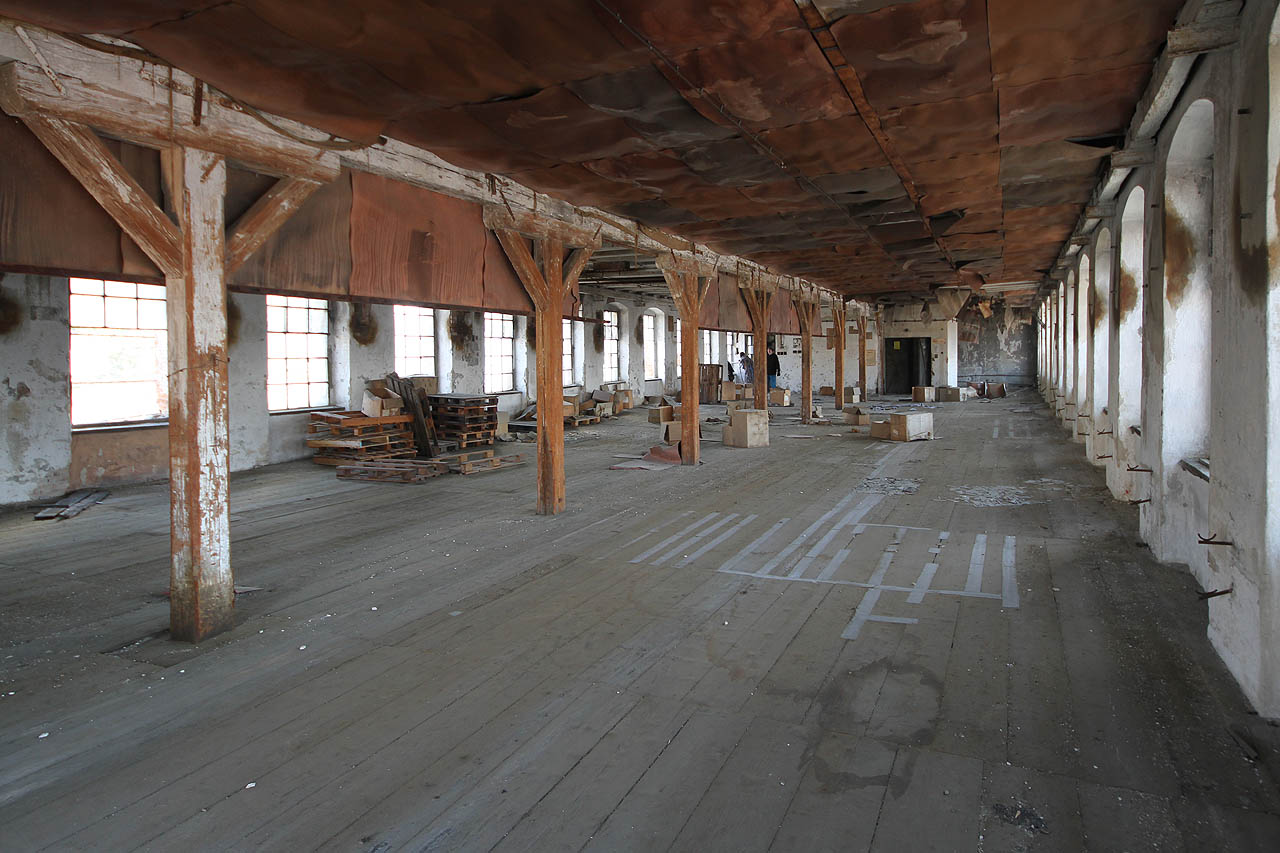 Třetí nadzemní podlaží mykárny. Podzemní podlaží budova, postavená na místě někdejších bažin, nemá.