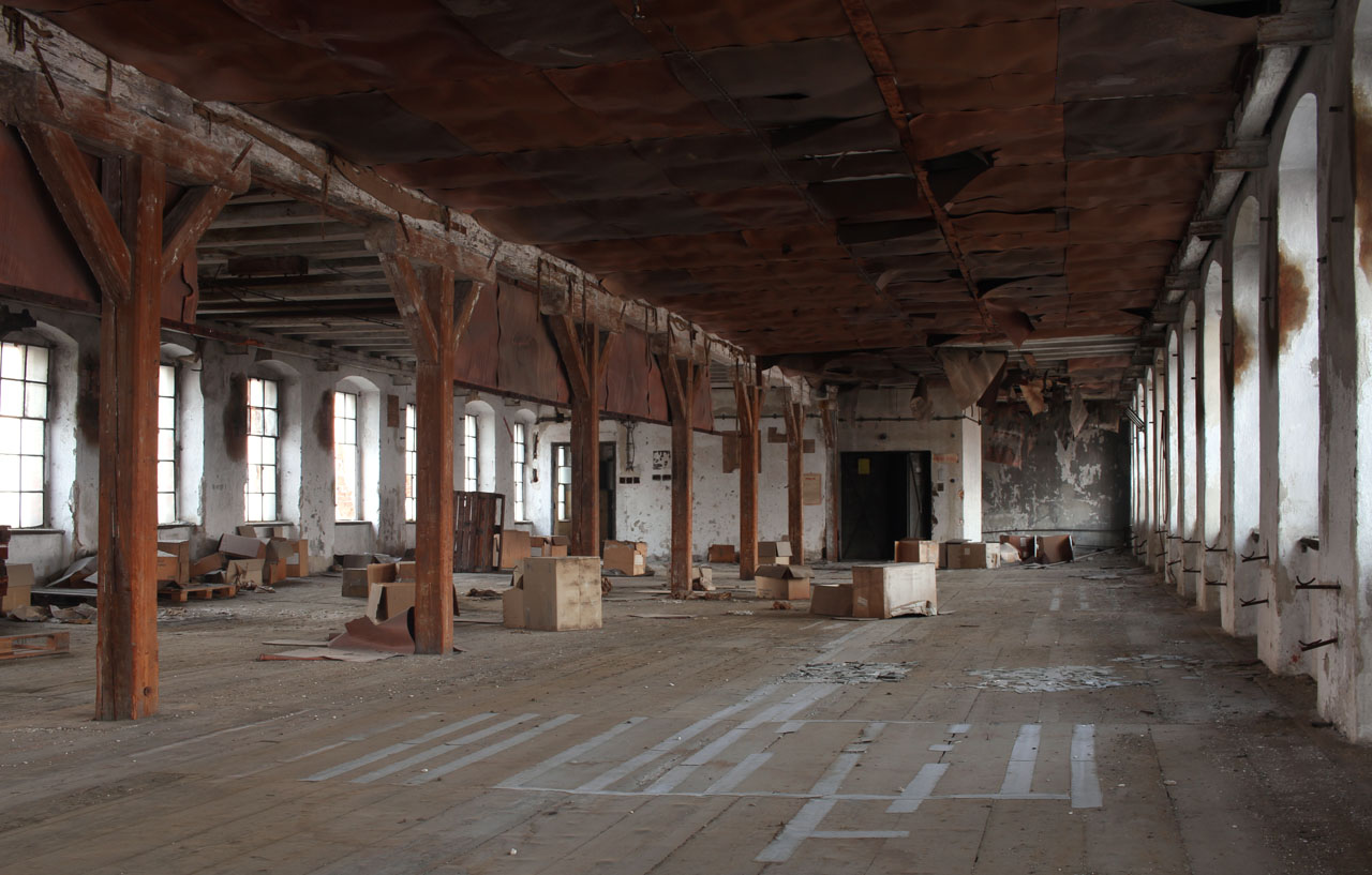 Také ve třetím podlaží pokrývají strop hnědavé papírové pláty. Snad jako ochrana před prachem, který by sem mohl padat z vyšších pater.