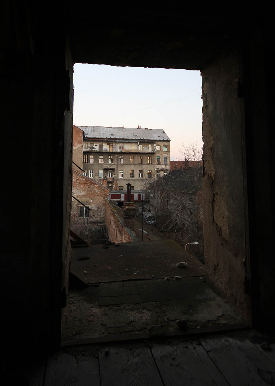 Výhled ze třetího patra směrem přes dvorky k Cejlu.