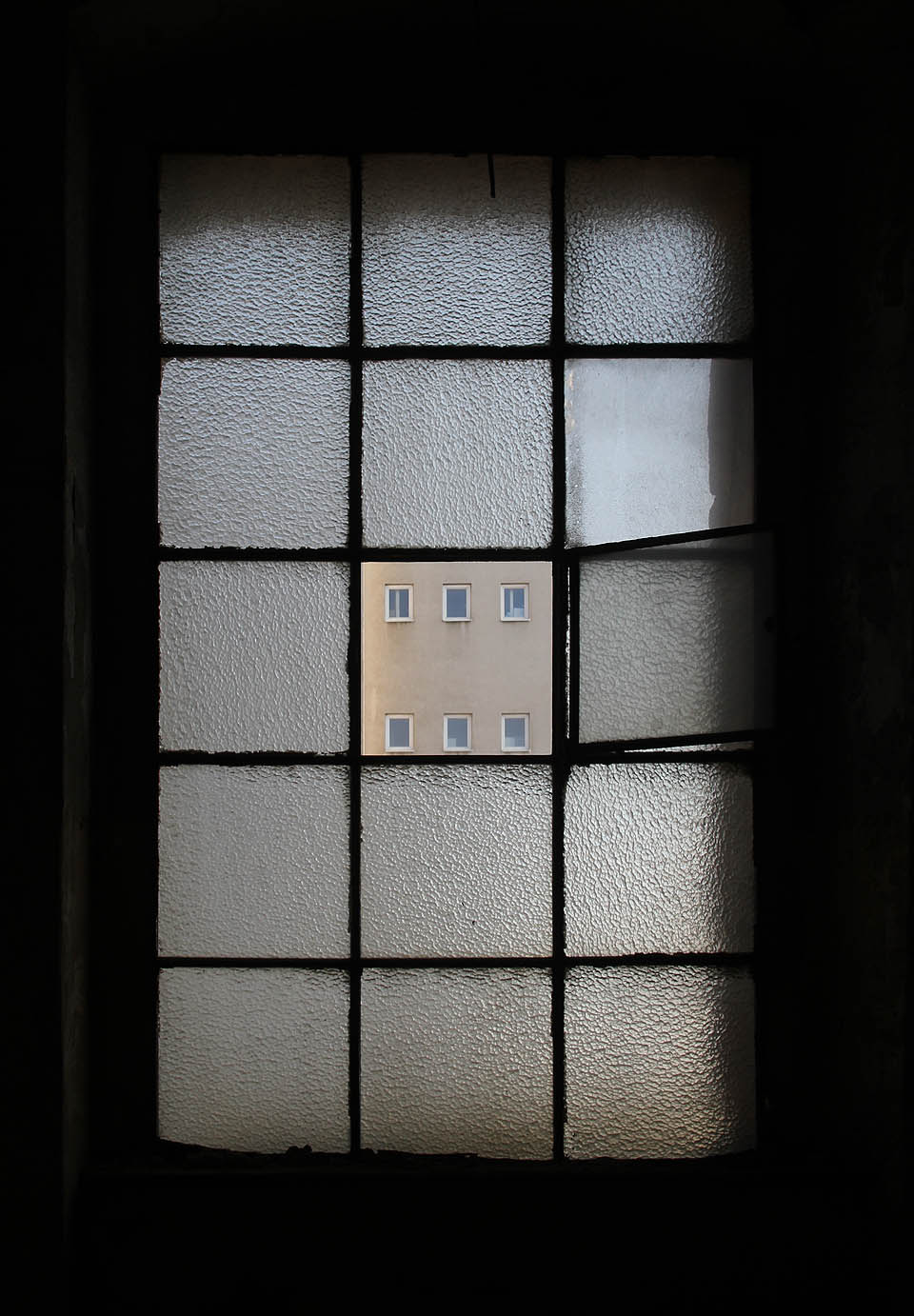 Směrem na východ se odtud otevírá pohled na teplárnu na Špitálce, jejíž historie je sama zajímavým příběhem o brněnském textilnictví.