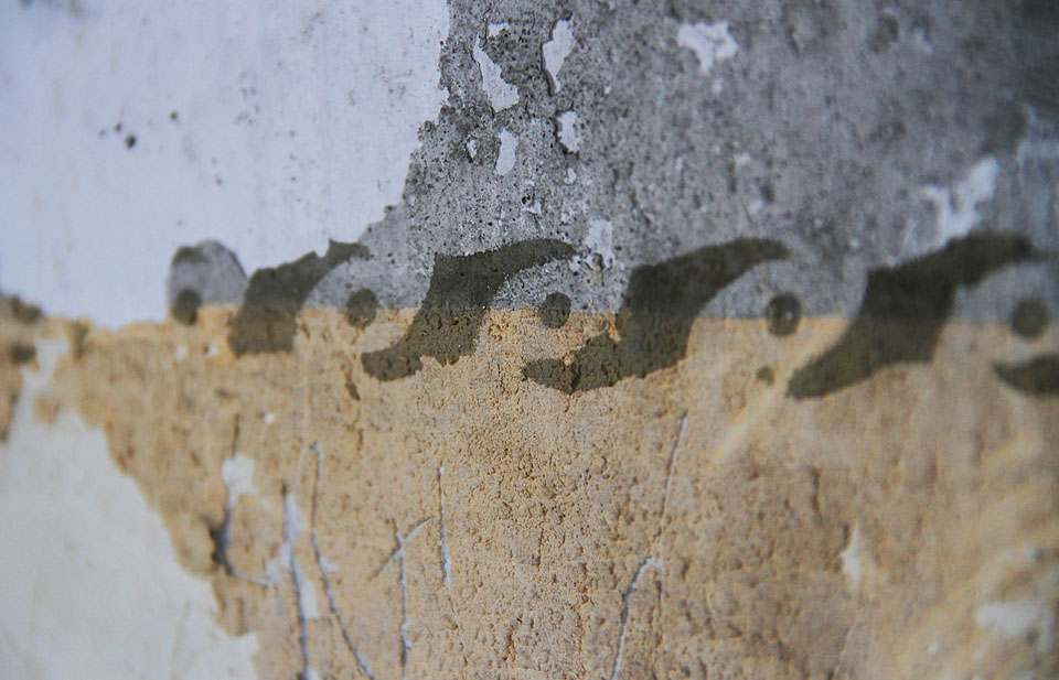 I ve striktně účelové budově se najdou nepatrné zdobné prvky. Třeba malba omítky nad schodištěm. Mohly tyto drobné ornamenty zpříjemnit dělnicím jejich dvanáctihodinové pracovní směny?