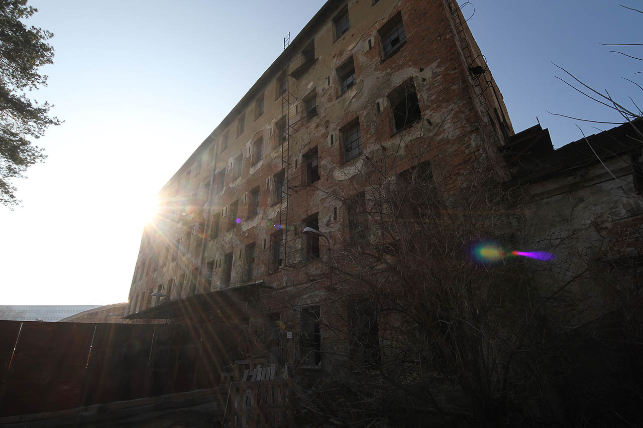 Před léty byl areál volně přístupným průchodem z Cejlu na Křenovou ulici skrze areál Mosilany a pod severním železničním viaduktem. V reámci textilky měly tyto budovy nejvyšší oreintační čísla (skupina 48).
