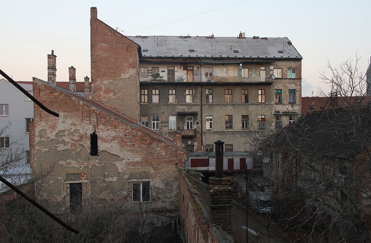 Rozptylovač kouře na komíně budovy č. 48 připomíná klec od ježka ze Stínadel.