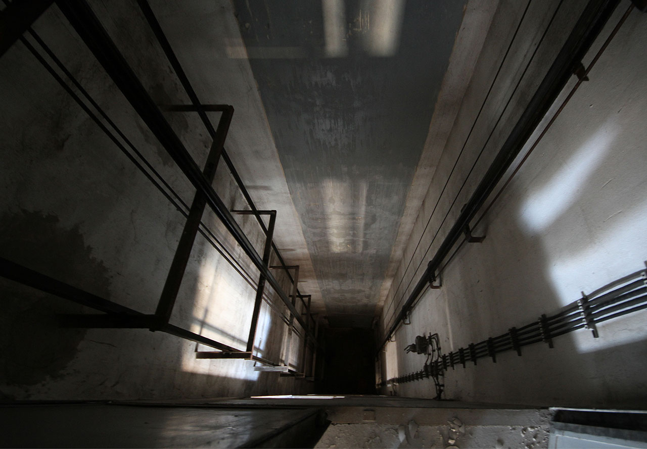 Při pohledu do výtahové šachty může být obtížné rozpoznat, jestli je směrem nahoru nebo dolů.