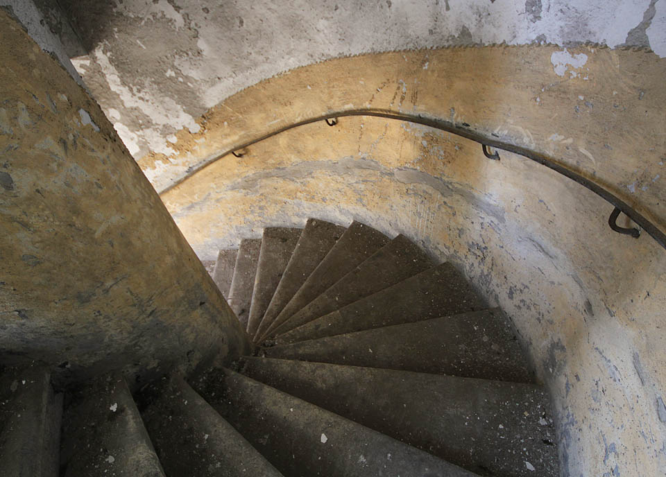 Poslední část schodiště vede do pátého podlaží, nad kterým se rozpíná už jenom plochá střecha krytá dehtem.