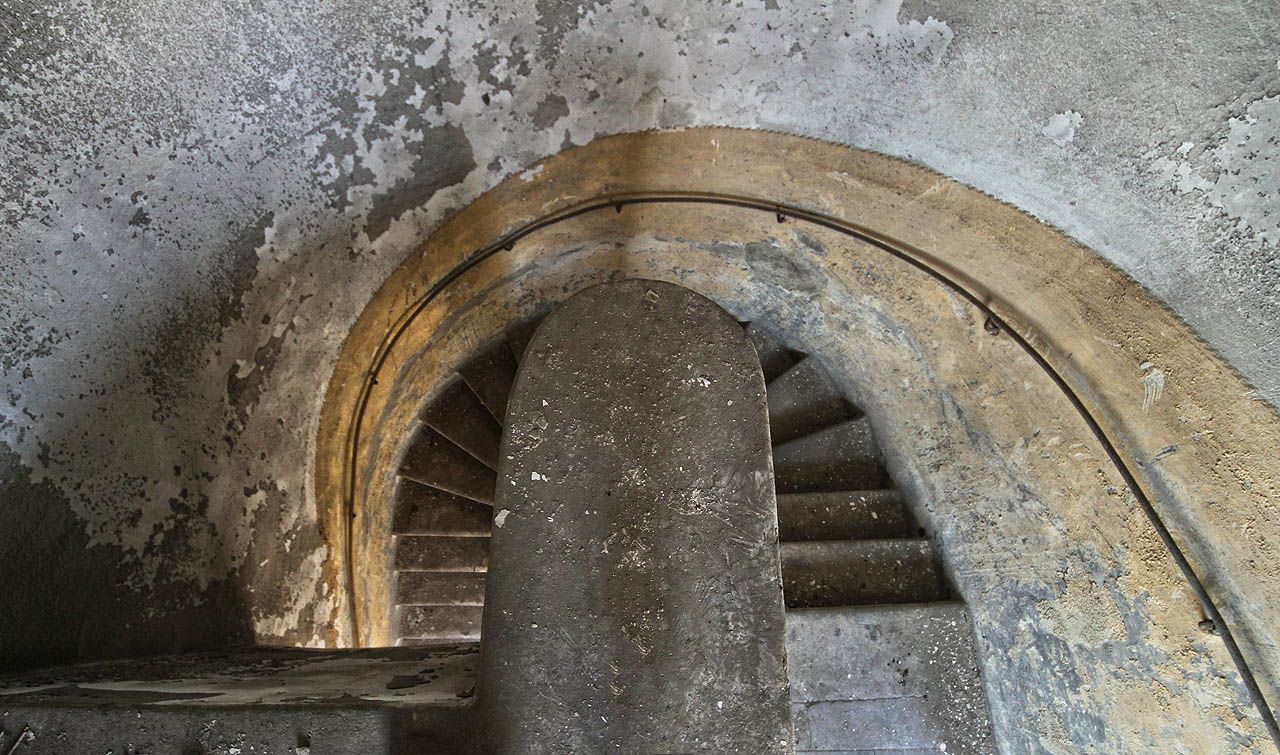 Pohled na schodiště z centrálního zděného sloupu. Výš už to nejde.