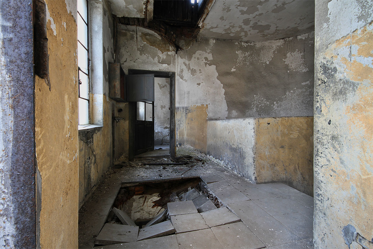 Také páté podlaží není v okolí schodiště příliš bezpečné. Jeden neopatrný krok může mít fatální následky.