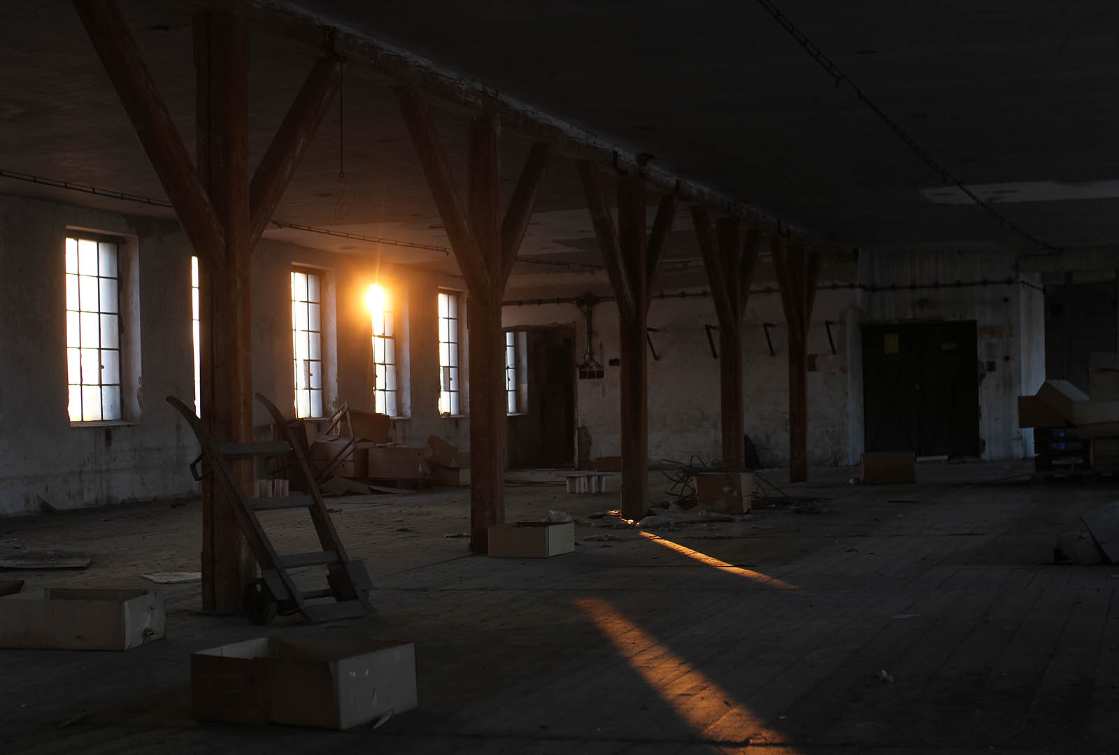 V nejyvšším, pátém podlaží konečně nadchází tolik očekávaný východ slunce, který pozlatí vše kolem.