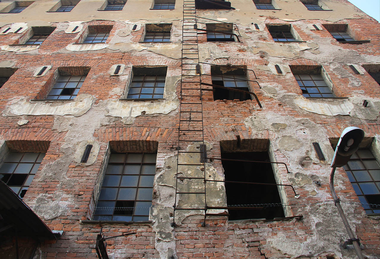 Západní stranu fasády zdobí požární žebřík, o jehož bezpečnosti si lze vytvářet nejrůznější představy.