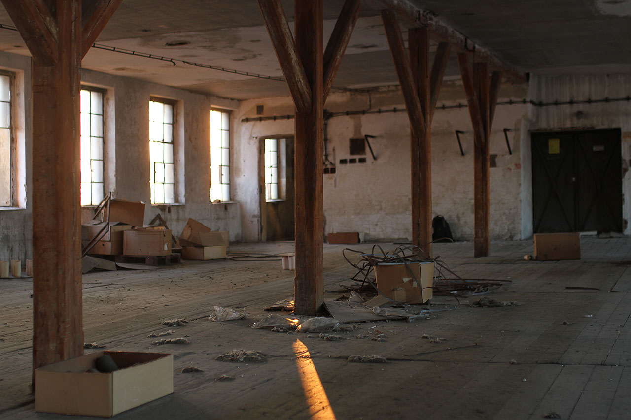 Sluneční paprsek dodává spící továrně docela nový nádech.