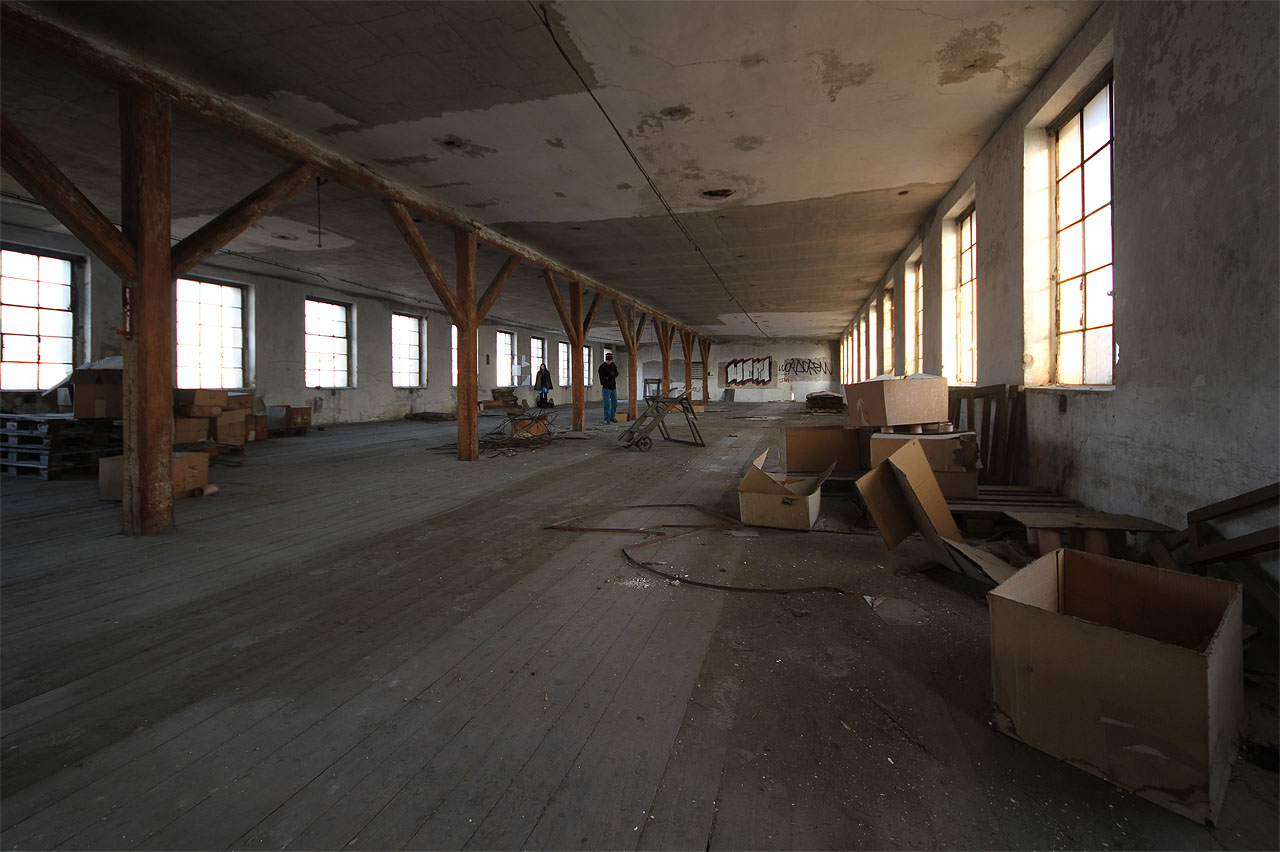 Je ráno a nadchází čas na focení krásných dívek v ošklivých továrnách.