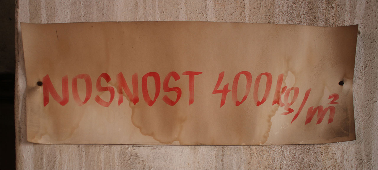 Nosnost 400 kg/m2 není nijak oslnivá, překročí ji i shluk několika statných dělníků. Za to vodovkami kaligraficky vyvedený nápis vzbuzuje uznání.