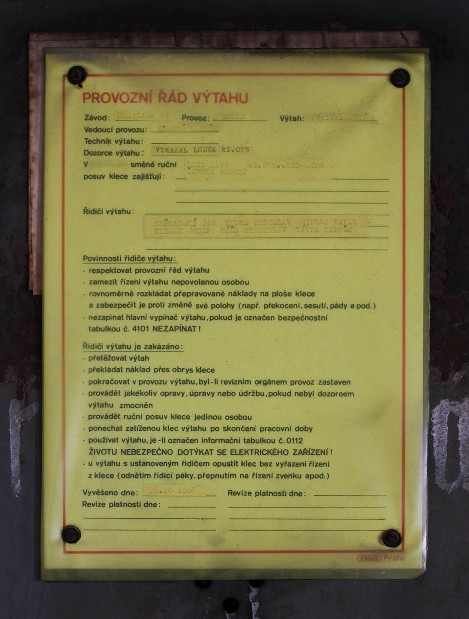 V roce 1988 měl výtah v textilce hned šest řidičů: Jana Heřmanského, Miroslava Mouku, Pavla Jindru, Josefa Kelnera, Stanislava Míču a Zdeňka Vávru. Něco bylo s tou socialistickou efektivitou práce zřejmě v nepořádku.