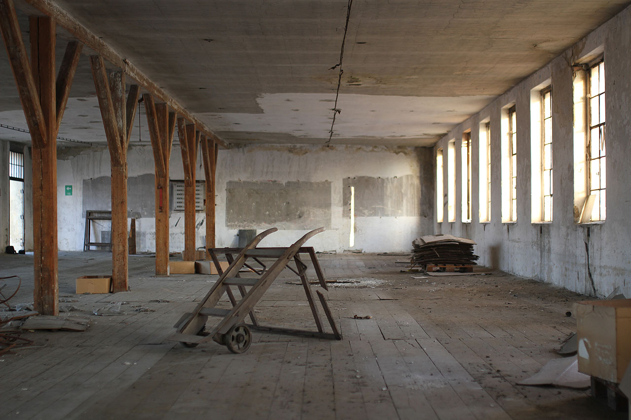 Prostý dřevěný rudlík sloužil zřejmě k převážení beden se skanými vlákny namotanými na cívkách.