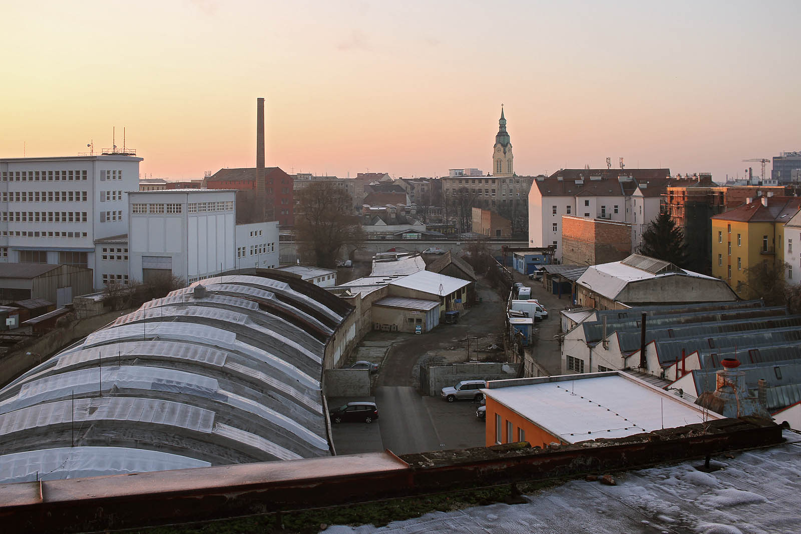 Jedinečný výhled na tovární dvory pod železničním viaduktem při pohledu od severu k jihu těsně před východem slunce.