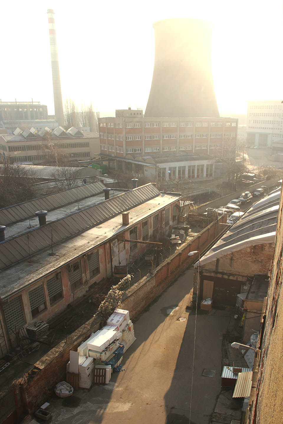Industriální symfonie aneb teplárna v záři ranního slunce.