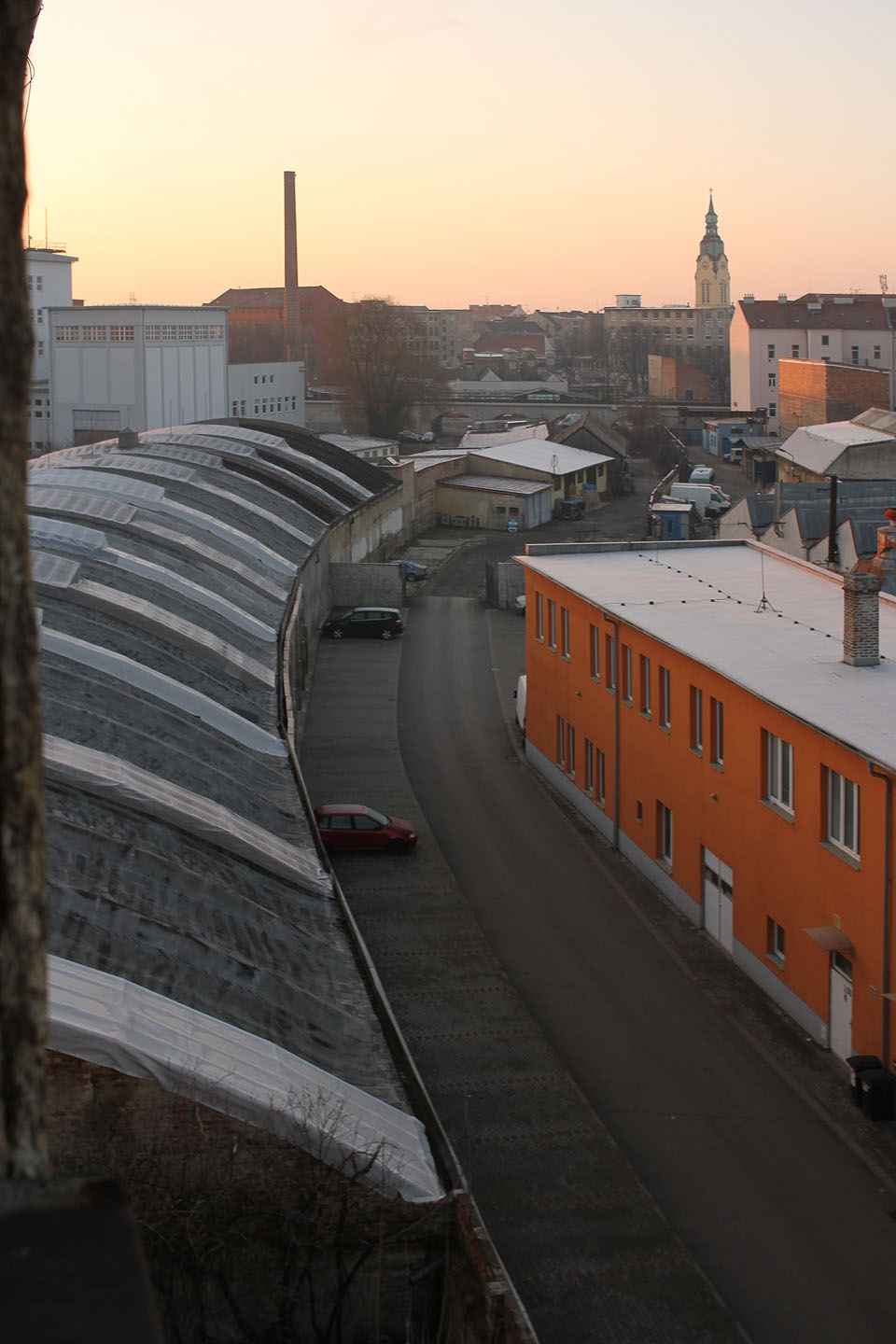 Jednou z nejbizarnějších průmyslových staveb v Brně je přádelna a vlkárna nepravidelného obloukovitého půdorysu se světlíky na původním zemědělském pozemku kopírujícím říčku Ponávku, dnes ukrytou v podzemí. Svojí organičností se světlíky vystupujícími z betonové střechy pokryté dehtem (dle architekta Konráda Jaroslava Hrubana) předčí i moderní odbavovací halu letiště v Tuřanech (dle architekta Petra Parolka).
