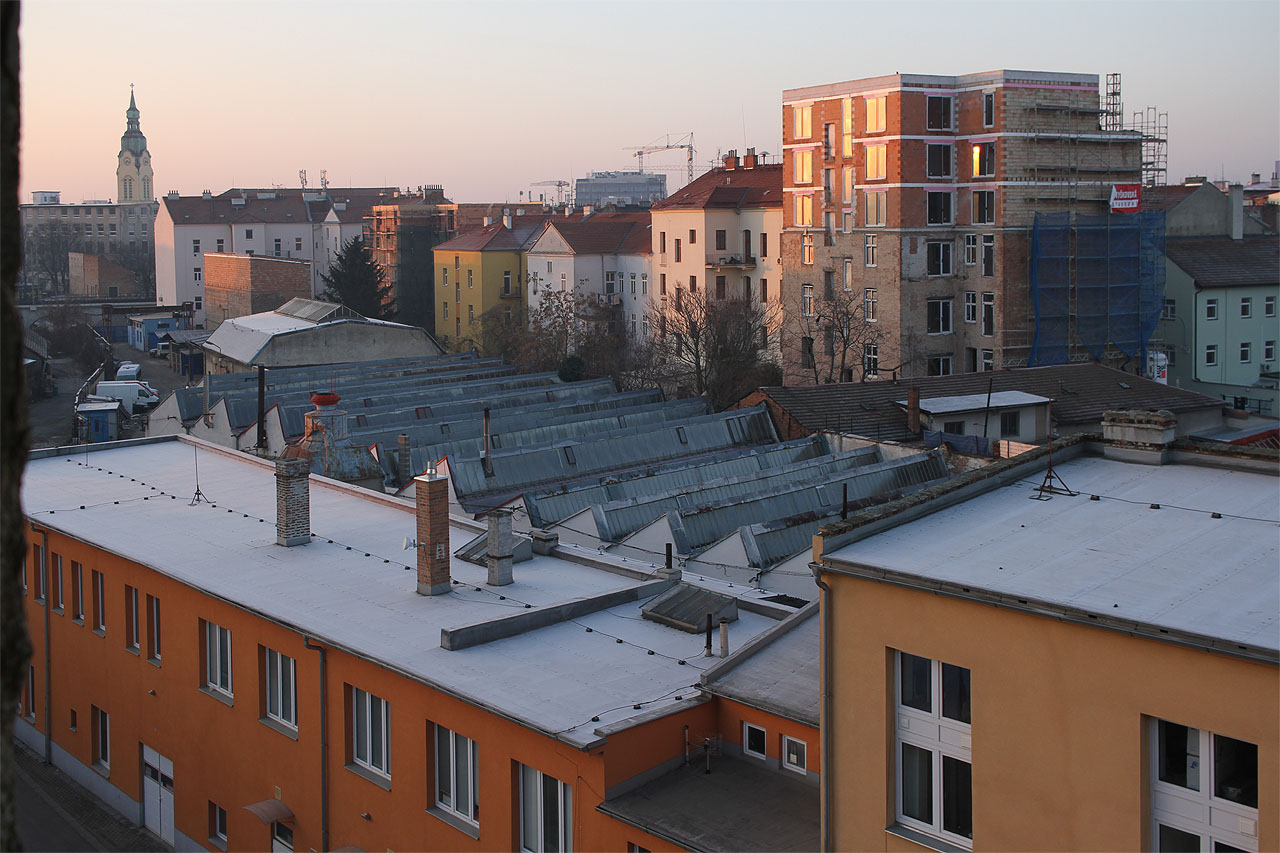 Západním směrem překáží ve výhledu na hlavní nádraží a centrum města zadní trakty domů na Vlhké ulici. Celou velmi kompaktní zástavbu bytových domů po obou stranách nové třídy kdysi vlastnil Karl Julius Josef Offermann, textilník, kterému patřila jedna z největších brněnských továren na místě dnešního Teska pod nádražím.