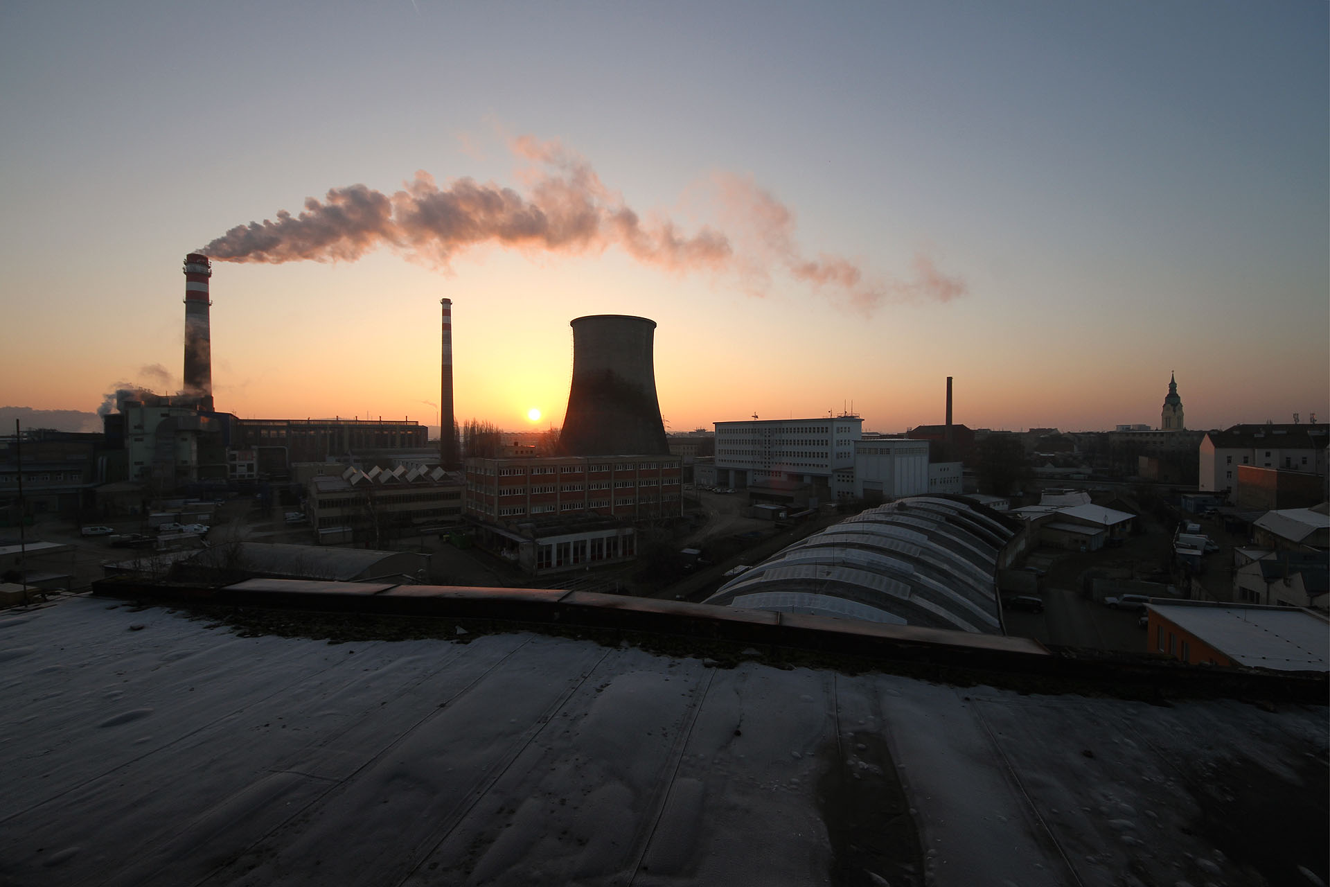 František Hrubín: Továrna na slunci
Z komínů se kouří,
slunce oči mhouří.
Mhuř si oči, mhuř,
kdyby se z nich nekouřilo,
bylo by nám hůř! 