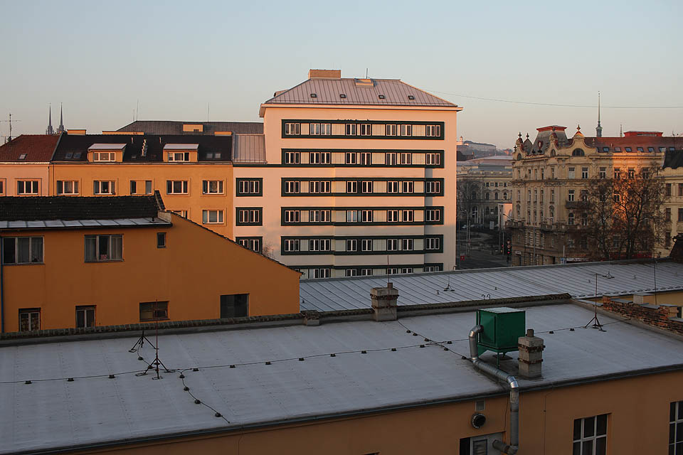 Na postupný zánik průmyslového dědictví Dolního Cejlu dohlíží ze stroze vypadající budovy policisté z městského ředitelství policie Brno.