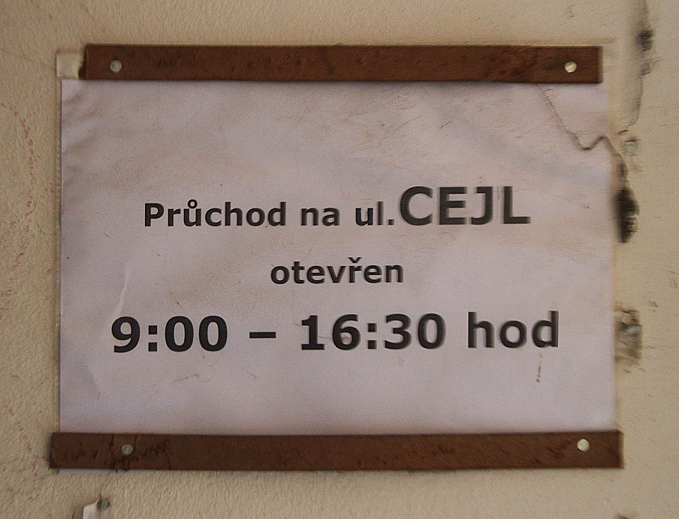 Přibližně v roce 2010 bylo možné si skrez přízemí budovy zkrátit cestu mezi Cejlem, Špitálkou, Vlhkou či Křenovou ulicí skrze labyrint továrních dvorků, hal a průchodů. Byla to jedna z nejkouzelnějších zkratek skrze průmyslové areály někdejšího předměstí - i znalí Brňáci často ztratili pojem o tom, kde se nakonec z areálu jedním z pěti východů vynoří.